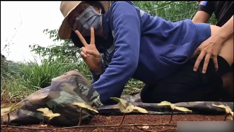 Cô vợ dâm tuổi 24 - doggy em trên rẫy